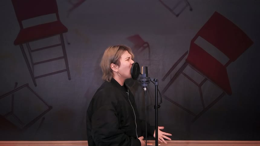 김모네 쌤이 마이크 앞에서 고음을 내는 모습